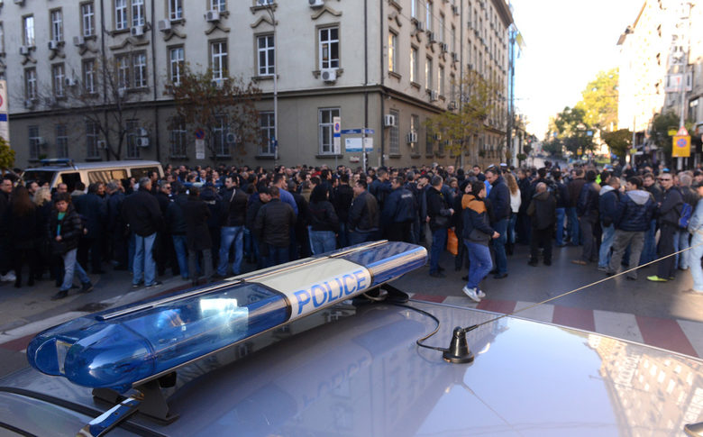 Полицаи и служители в сектор Сигурност излязоха на протест срещу готвените от финансовия министър драстични намаления и премахване на бонуси към заплащането.