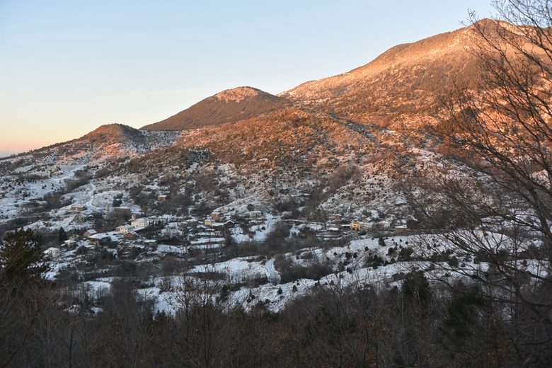 гледка към село Сенокос