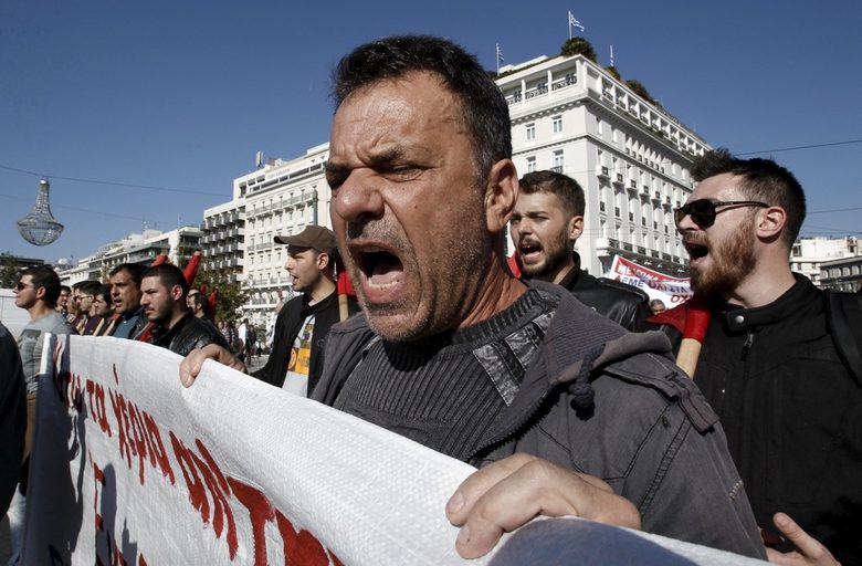 Хиляди гърци излязоха на протести срещу правителството и политиките за икономии Хиляди гърци излязоха на протести срещу правителството и политиките за икономии