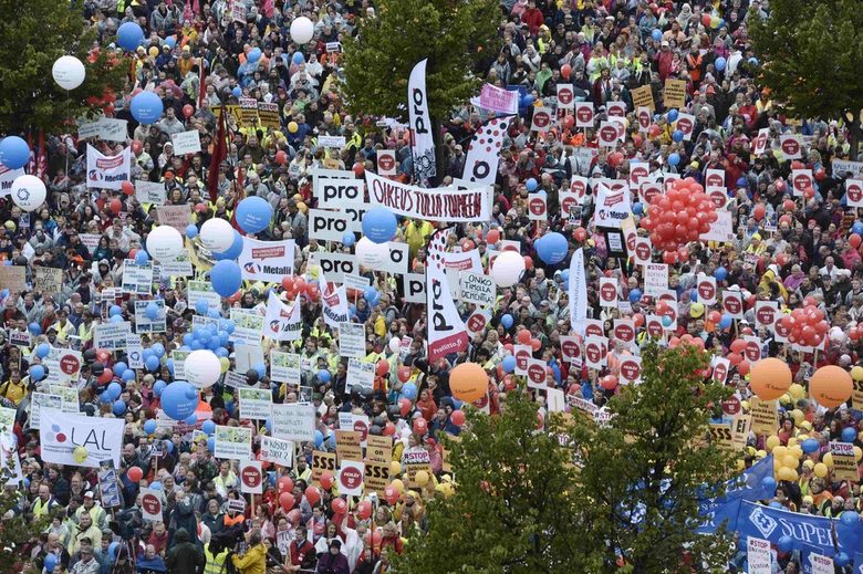 Протест в Хелзинки от 18 септември 2015 г. срещу намеренията на правителството за намаляване на заплатите и отпуските.