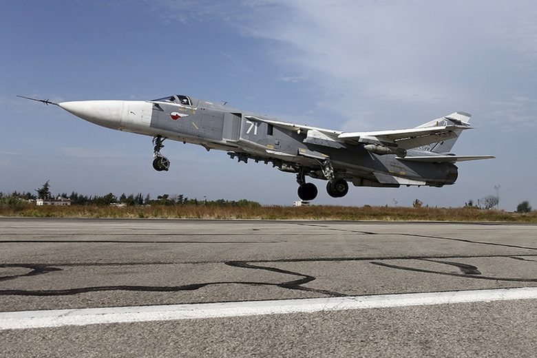 Самолет Су-24 излита от базата "Хмеймим" край Латакия, където е разпологенаруската авиационна група в Сирия.