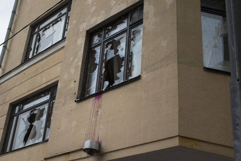 В сряда група активисти на руската Либерално-демократическа партия замеряха с камъни сградата на турското посолство в Москва.