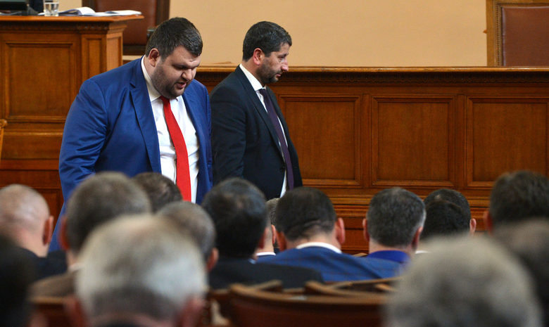Христо Иванов и Делян Пеевски в пленарна зала при гласуването на второ четене на промените в Конституцията