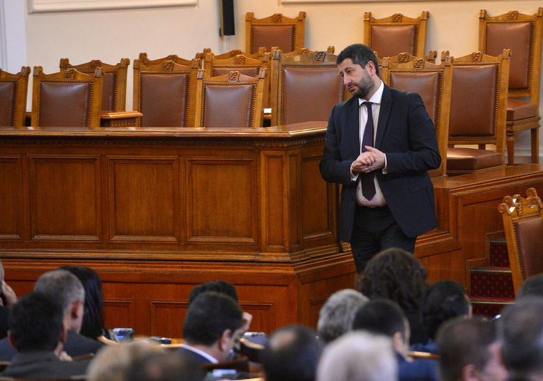 Христо Иванов  в пленарна зала при гласуването на второ четене на промените в Конституцията