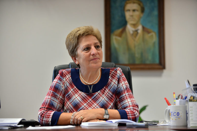 "Често чувам да казват, че малките общини нямат капацитет да работят по програмите. Ама всеки път, когато малките общини са си подали проектите на ДФЗ, който уж има капацитет, после стоят и чакат с месеци. Къде е капацитетът, питам аз, и къде е организацията на работа", пита кметът на Мирково Цветанка Йотина