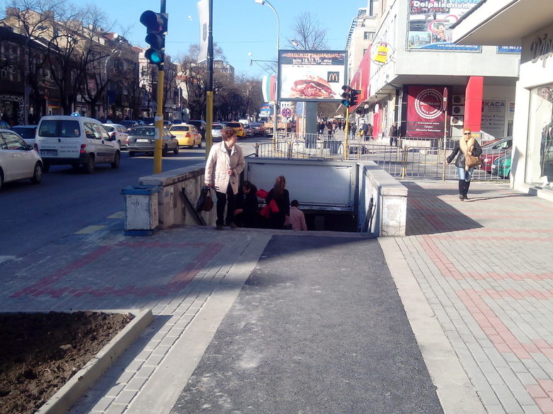 Подлезите по централния варненски бул. "Владислав Варненчик" свършват пред пешеходните подлези.
