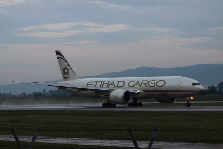 Самолет Cargo Boeing 777 на Etihad излита от летище София на 30 юни, 2015 г.