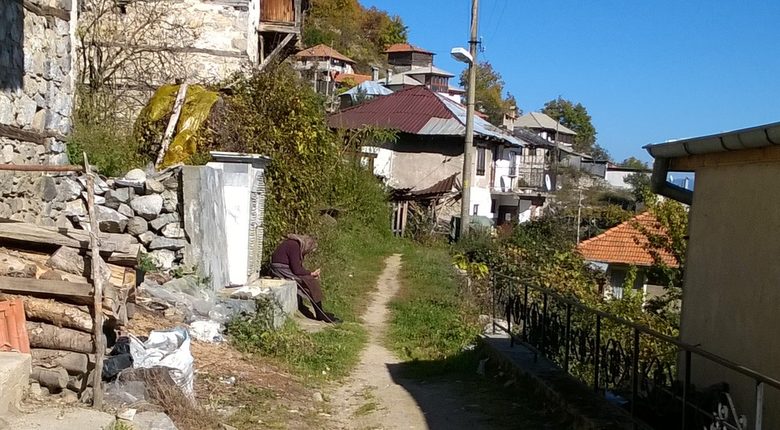 Неделното развлечение на баба Мария.