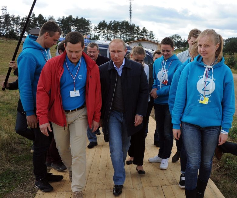 Путин редовно провежда срещи с различни младежки организации Путин редовно провежда срещи с различни младежки организации