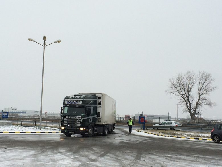 Полицаи спират от движение тежкотоварните камиони край Пловдив.