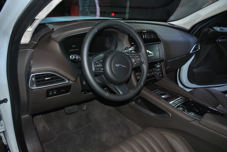Революционният "Ягуар" F-Pace дебютира в България