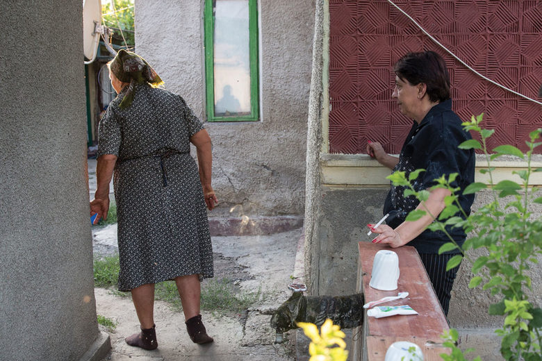 Йоана Ганеа (вдясно) и нейната майка в градината на техния дом в румънското село Султана