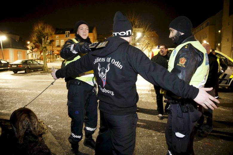 Полицай обискира член на организацията в Норвегия. Полицай обискира член на организацията в Норвегия.