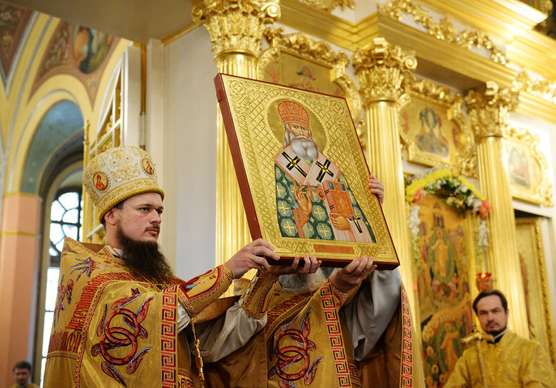 Протойерей Владимир Диваков и архимандрит Дионисий (Мишев) изнасят от олтара иконата на  св Серафим