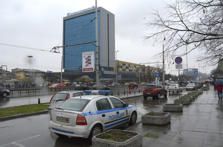 Полицейска патрулка беше паркирала на локалното платно в източна посока.
