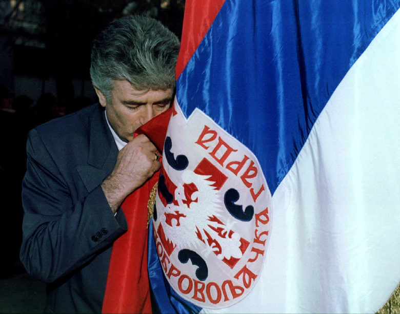 Караджич целува флага на Република Сръбска