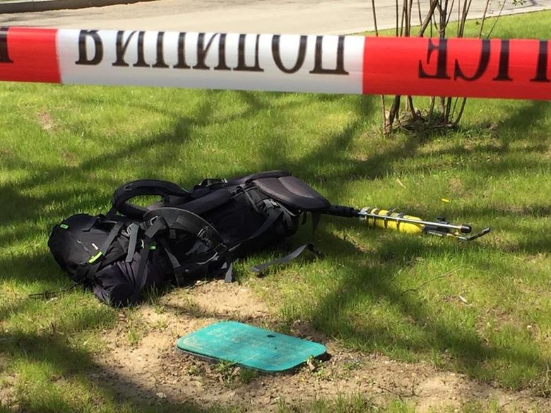 Раницата, в която мъжът твърди, че има бензин и перхидрол.