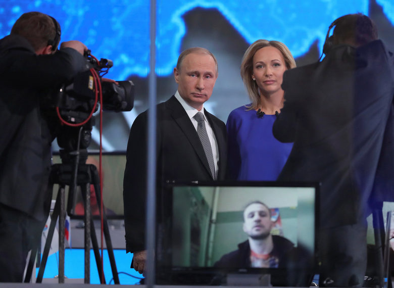 Путин за 14-ти път отговаря в "Пряка линия" (хронология) Путин за 14-ти път отговаря в "Пряка линия" (хронология)