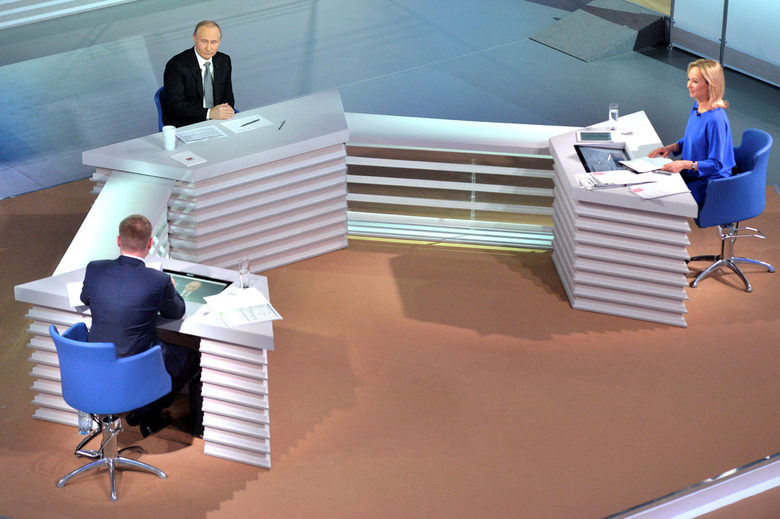 Путин за 14-ти път отговаря в "Пряка линия" (хронология) Путин за 14-ти път отговаря в "Пряка линия" (хронология)