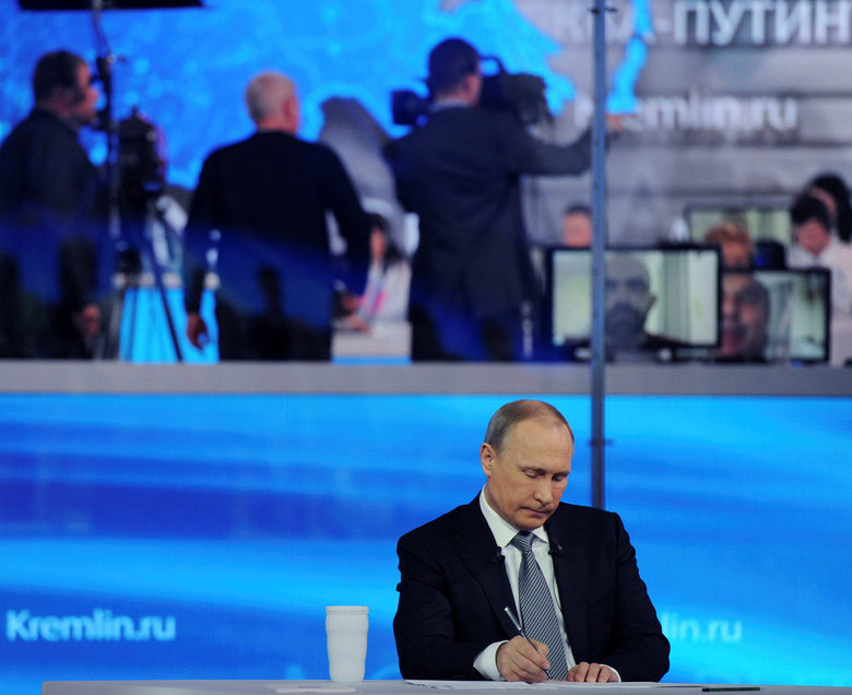 Путин за 14-ти път отговаря в "Пряка линия" (хронология) Путин за 14-ти път отговаря в "Пряка линия" (хронология)