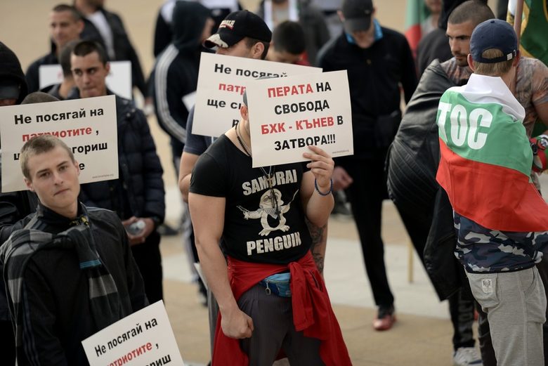 Близките на Перата на протеста в негова подкрепа в четвъртък вечер пред палатата в Бургас. Те не искаха да говорят, а повечето криеха лицата си.