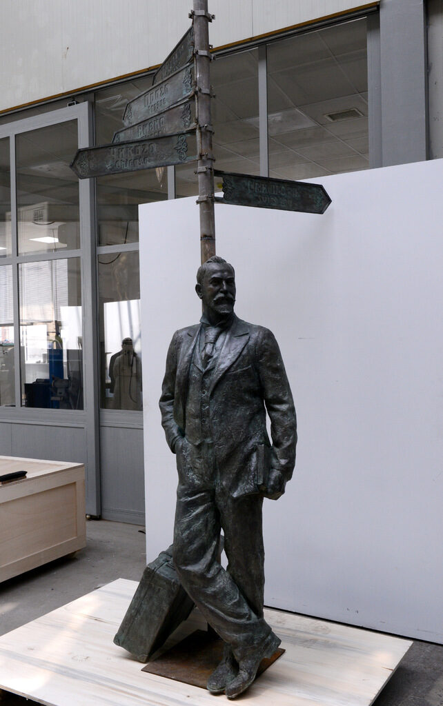 Паметникът на Алеко Константинов е при входа на метрото на пешеходната зона на бул. "Витоша" в София Паметникът на Алеко Константинов е при входа на метрото на пешеходната зона на бул. "Витоша" в София