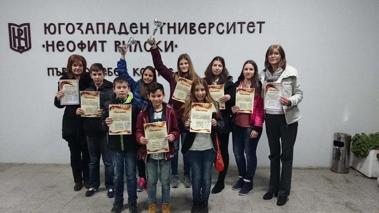 Таня Сребрева (в дясно) с ученици на състезание по Информационни технологии в Благоевград.