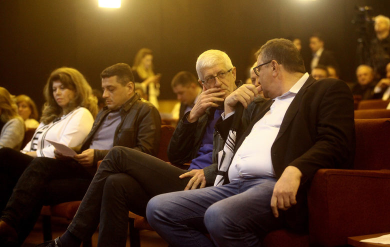 <strong>От ляво на дясно:</strong> Евродепутатът Илияна Йотова, депутатът и бивш областен председател на БСП във Варна Красимир Янков, дългогодишният бивш лидер на БСП-София Румен Овчаров и бившият министър на транспорта в тройната коалиция Петър Мутафчиев. <strong>От ляво на дясно:</strong> Евродепутатът Илияна Йотова, депутатът и бивш областен председател на БСП във Варна Красимир Янков, дългогодишният бивш лидер на БСП-София Румен Овчаров и бившият министър на транспорта в тройната коалиция Петър Мутафчиев.