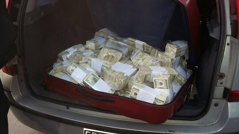 Аржентински политик бе заловен да хвърля "неприлично количество пари" в двора на манастир