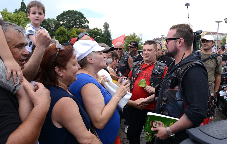 Посрещане на руската прокремълска рокерска организация "Нощни вълци" пред храм "Св. Александър Невски"