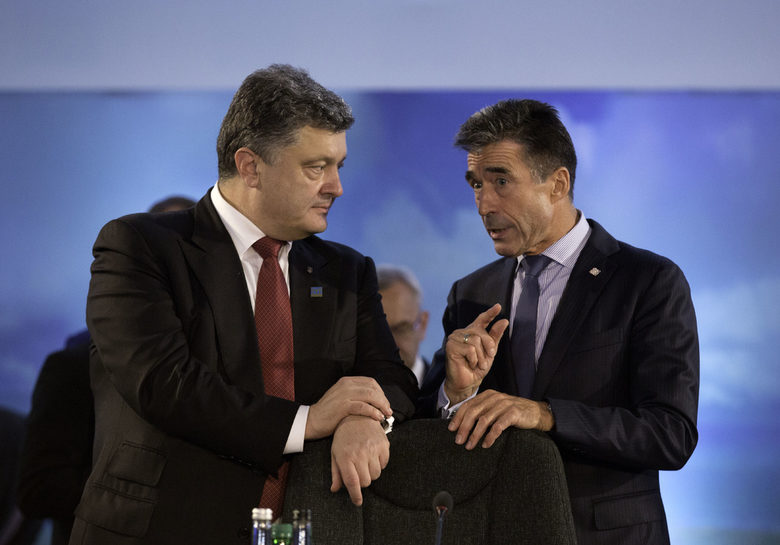 Президентът на Украйна Петро Порошенко и Андерс Фог Расмусен, по времето, когато бе генерален секретар на НАТО. Президентът на Украйна Петро Порошенко и Андерс Фог Расмусен, по времето, когато бе генерален секретар на НАТО.