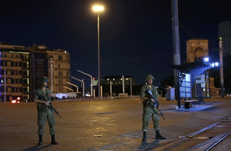 Въоръжени военни патрулират истанбулския площад "Таксим". Въоръжени военни патрулират истанбулския площад "Таксим".