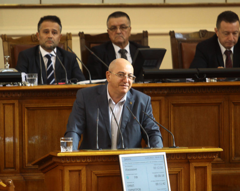 Емил Димитров - Ревизоро поиска поименна проверка точно преди гласуването на основния текст, с който се дават повече правомощия на общите събрания на съдиите. Емил Димитров - Ревизоро поиска поименна проверка точно преди гласуването на основния текст, с който се дават повече правомощия на общите събрания на съдиите.
