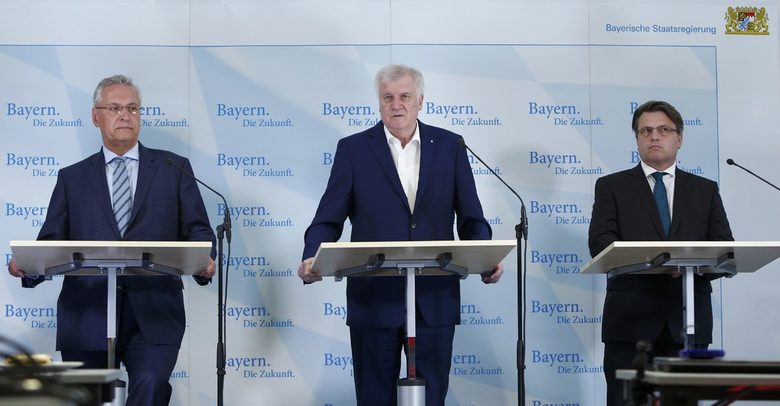 Зеехофер с вътрешния министър Херман (вляво) и министъра на правосъдието Баусбак. Зеехофер с вътрешния министър Херман (вляво) и министъра на правосъдието Баусбак.