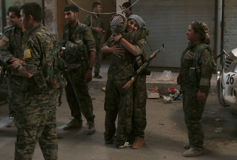 Жени бойци от "Демократичните сирийски сили" (SDF) в Манбидж в областта на Алепо.