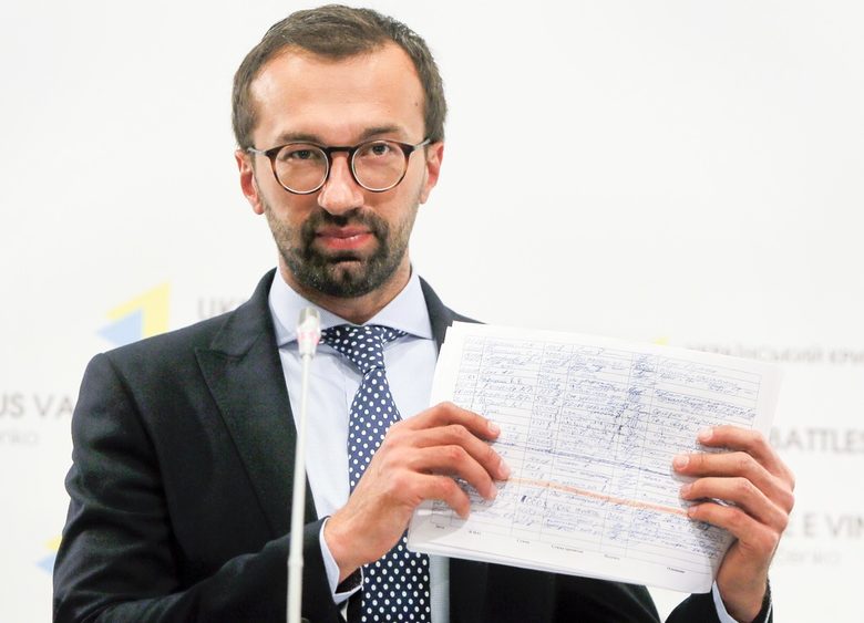 Украинският депутат Сергей Лешченко показва копие на документите, свързващи Манафорт с Янукович.