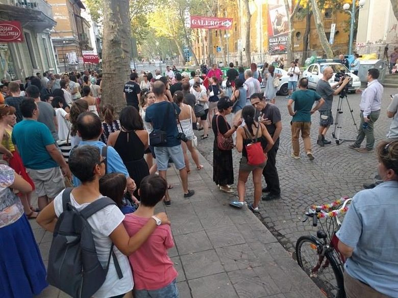 Пловдивчани на протест за изгорелите складове: Внимание, варварска диверсия