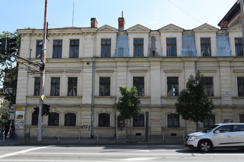 Сграда на бившите царски конюшни на бул.Дондуков