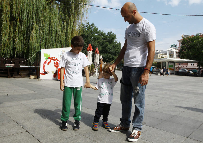 В защита на дърветата някои родители бяха довели и децата си.