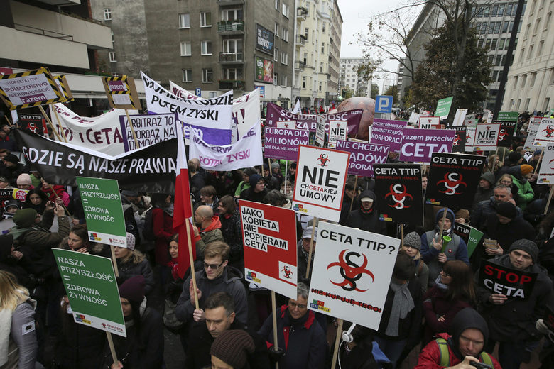 Стотици поляци протестираха срещу търговската сделка на ЕС със САЩ и Канада Стотици поляци протестираха срещу търговската сделка на ЕС със САЩ и Канада