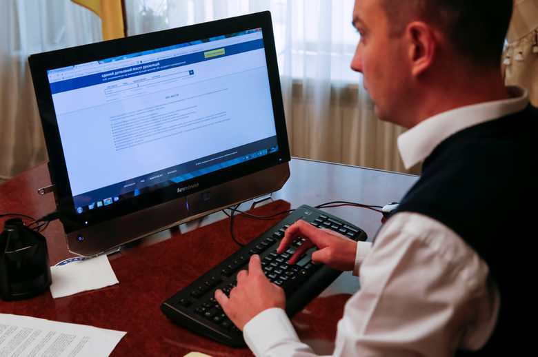 Антикорупционната реформа изисква висшите украински чиновници да декларират финансовото си състояние по интернет.