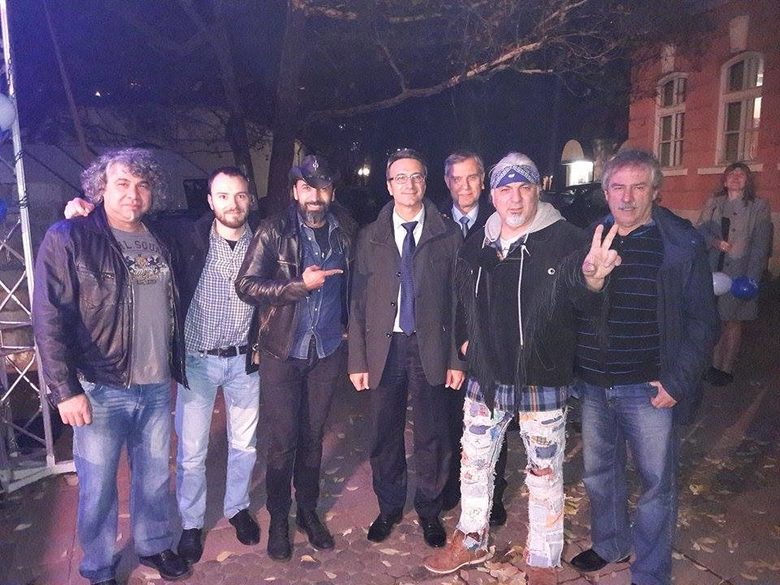 "Трайчо Трайков! Единственият не чалга кандидат президент! Имаме избор, не вярвайте на пропагандата!" Това написа във фейсбук профила си Васко Кръпката. Снимката е от концерта на групата в Плевен в четвъртък вечерта.