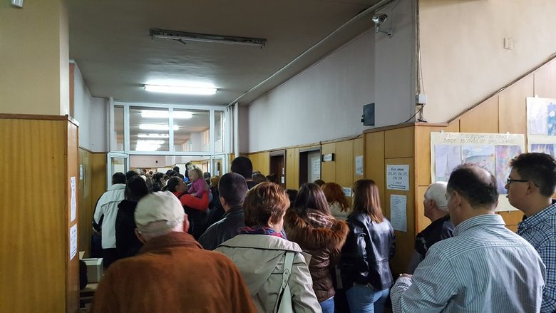 Опашка през изборната секция в 81 СОУ в ж.к. "Младост" 3, по време на първия тук на 6 ноември.