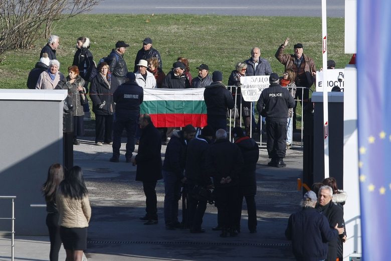 Откриването беше белязано от нов протест на местни жители Откриването беше белязано от нов протест на местни жители