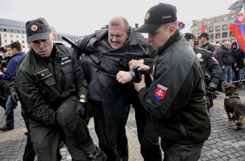 Полицаи задържат Котлеба (в средата) по време на митинг през 2009 г.