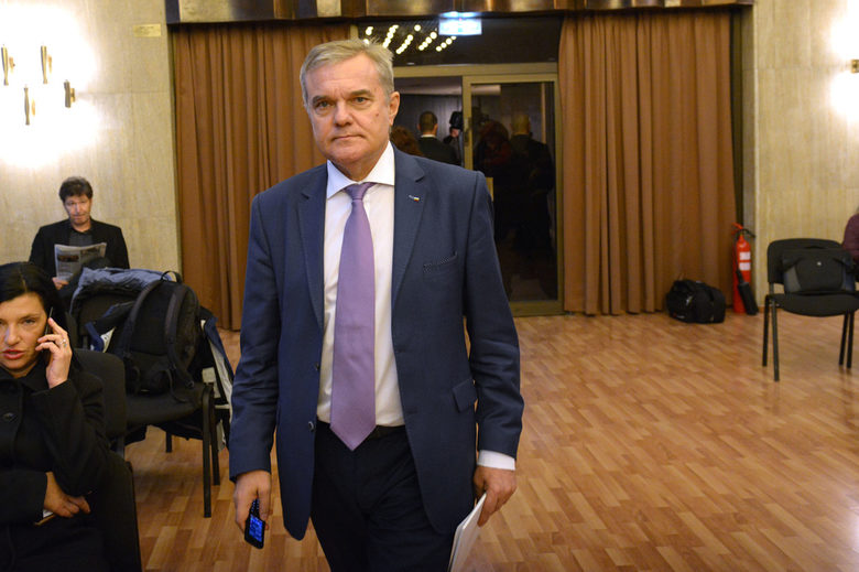 Румен Петков от АБВ заяви, че това Народно събрание не може да се занимае с изборното законодателство, поради изчерпан кредит на доверие.