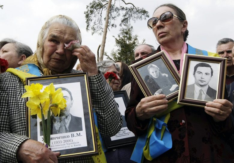 Близки на загиналите по време на възпоменателна церемония в Киев през 2011 г.