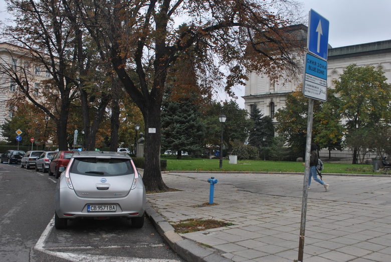 Паркирането без пари в плателите зони за паркиране е един от малкото смислени бонуси за собствениците на електромобили.