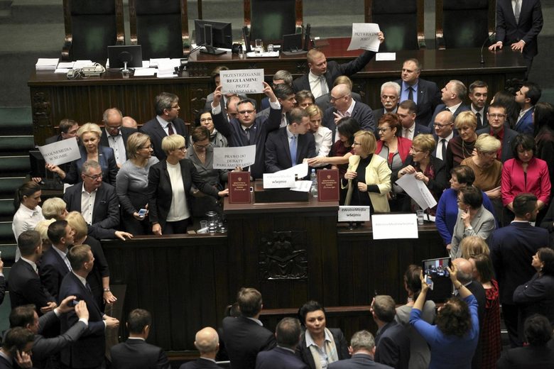 Парламентът във Варшава е блокиран от многохиляден протест за свобода на медиите