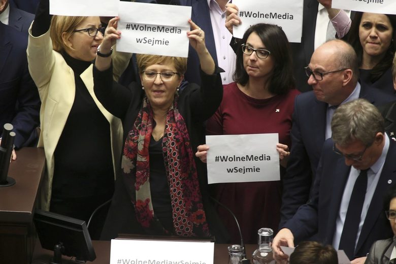 Парламентът във Варшава е блокиран от многохиляден протест за свобода на медиите